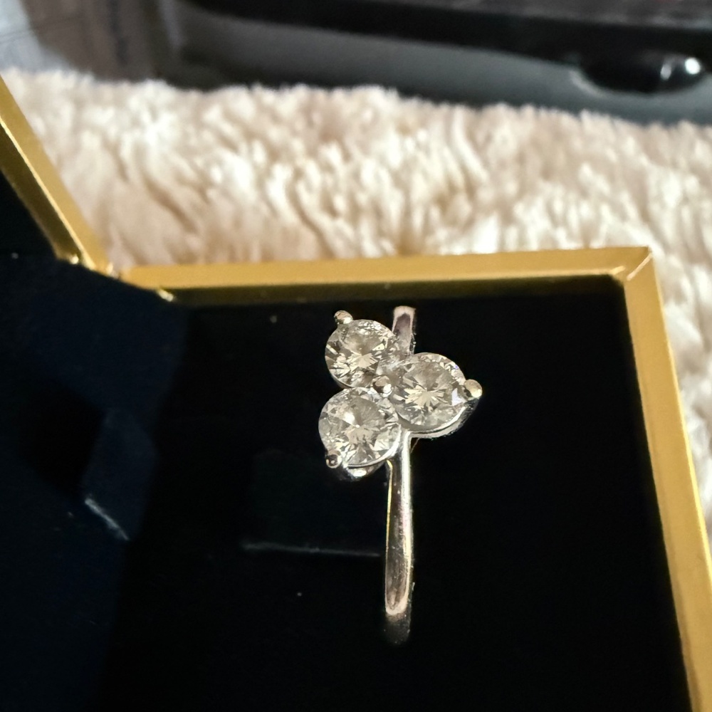3 stone heart  Diamond ring - Picture 3 of 3